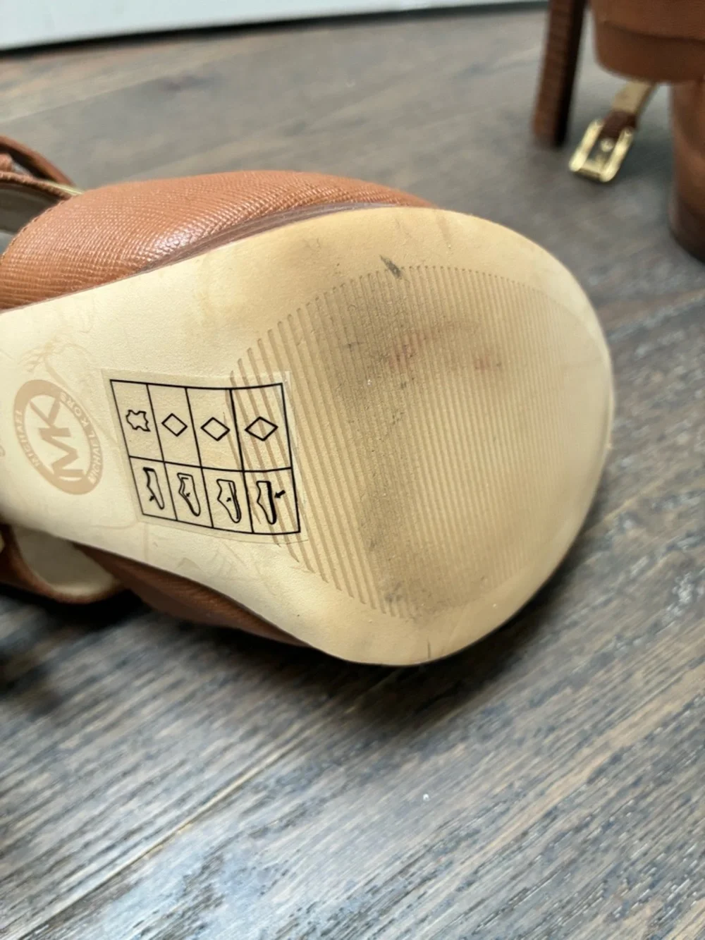 Michael KORS MACKENZIE MK GOLD LOGO SAFFIANO PLATFORM SANDALS SIZE 9 - Picture 8 of 8
